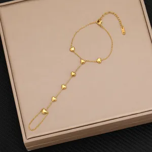 Bracciale da dito in acciaio inossidabile dorato con ciondoli a cuore delicati per donna.