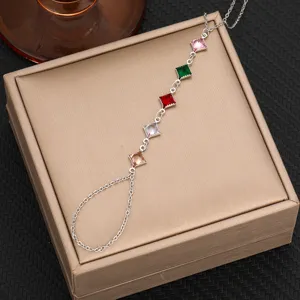 Detalle exquisito de cadena de mano de circonita multicolor, elegante pulsera plateada.