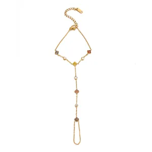 Bracciale da mano in acciaio inossidabile dorato con motivi quadrifoglio in zircone.