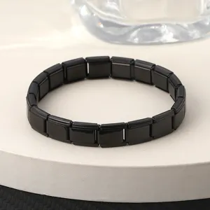 Gedetailleerd overzicht van de zwart roestvrijstalen modulaire armband met vierkante schakels.