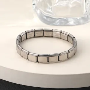 Detail van de roestvrijstalen modulaire armband, elastisch vierkant ontwerp voor DIY sieraden.