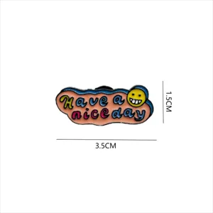Süßer Emaille-Pin mit Spruch und lächelndem Gesicht, 3,5x1,5 cm Accessoire für Kleidung.