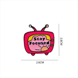 Rosa TV Emaillierte Brosche Detail, niedliches Vintage Fernseher Design mit Stay Focused Text.