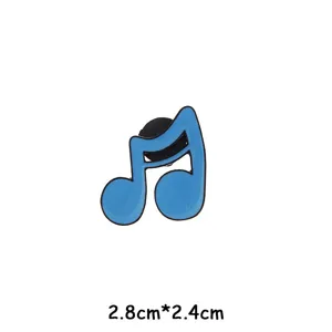 Gedetailleerde close-up van blauwe muzieknoot geëmailleerde speld broche mode-accessoire.