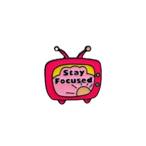 Rosa Retro Fernseher Emaillierung Anstecknadel Brosche mit Stay Focused Sonnenaufgang Motiv.