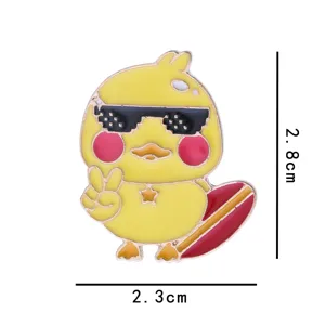 Niedliche Cartoon Ente Emaille Anstecknadel mit Pixel Sonnenbrille und Surfbrett