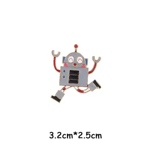 Primo piano dettagliato della graziosa spilla in smalto metallico robot con finitura raffinata.