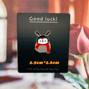 Jolie broche émail pingouin de Noël avec bois de renne et écharpe rouge accessoire badge mignon