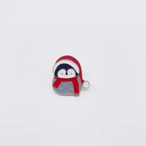 Joli pin's émaillé pingouin de Noël pour cartable, adorable accessoire de fête mignon.