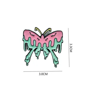 Vista dettagliata della spilla smaltata a farfalla fusa creativa, grazioso badge in lega colorata.