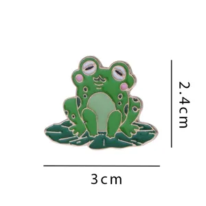 Vue détaillée de la broche émaillée grenouille verte avec un design animal mignon sur feuille de nénuphar.