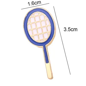 Vista dettagliata di una elegante spilla smaltata a racchetta di tennis, badge in metallo.