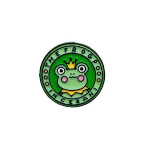 Jolie broche émaillée grenouille verte avec couronne et col, badge dessin animé en métal.