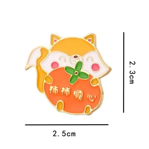 Graziosa spilla smaltata con animale cartone animato e cachi, accessorio di abbigliamento squisito.