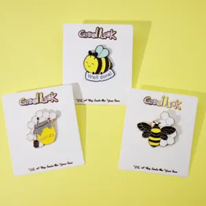 Spilla Cartoon Creativa in Lega con Ape e Vaso di Miele Carino Distintivo Smaltato Animale Accessori per Abbigliamento di Moda Regalo di Gioielli