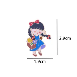 Joli pin’s émaillé de fille de dessin animé avec panier de fleurs, broche métallique élégante.
