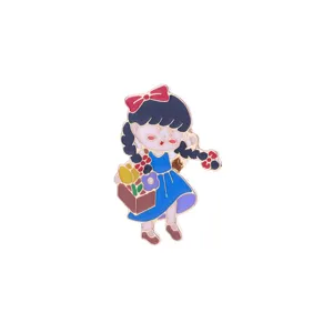Jolie broche émaillée style dessin animé fille avec panier de fleurs, badge mignon pour sacs.