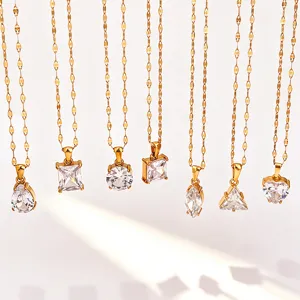 Vue de détail en gros plan de plusieurs pendentifs en zircone cubique sur chaînes plaquées or.