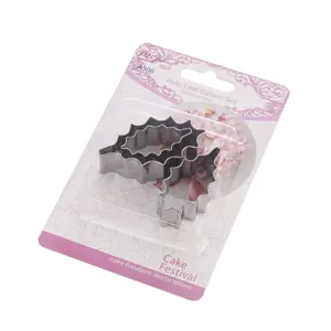 Dettaglio stampo taglia biscotti in acciaio inox per decorazione torte, utensile in metallo.