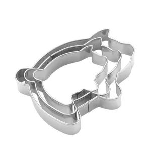 Dettaglio del tagliabiscotti a forma di maiale in acciaio inox, stampo da forno.