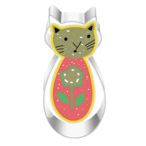 Primo piano dettagliato del tagliabiscotti gatto in acciaio inossidabile per dolci.