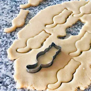 Vista dettagliata del tagliabiscotti a forma di gatto in acciaio inox, perfetto per dolci.