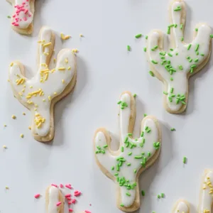Dettaglio stampo per biscotti cactus con biscotti decorati con glassa e zuccherini colorati.