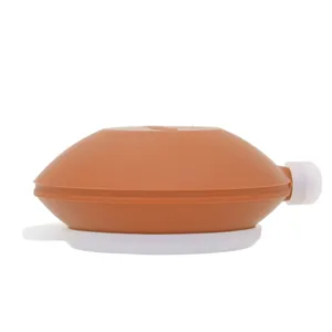 Vue détaillée de la pompe à douille en silicone pour macarons et distributeur de chocolat.