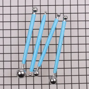 Detailansicht von 4-teiligen Edelstahl-Kugelformwerkzeugen mit blauen Griffen für die Tonmodellage.