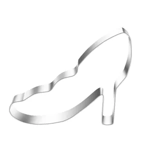 Dettaglio taglia biscotti tacco alto in acciaio inox, bordo pulito per decorare.