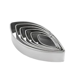 Vue de détail de l'ensemble de emporte-pièces à fondant en forme de feuille inox 6.