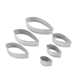 Détail emporte-pièce fondant pétale acier inoxydable, ensemble de six tailles différentes.