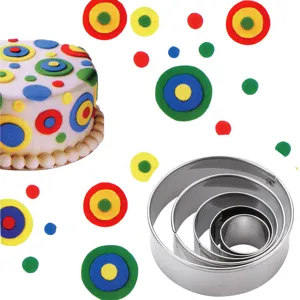 Detalle del juego de cortadores redondos de acero inoxidable apilables con ideas decorativas
