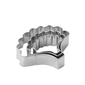 Set tagliafondant garofano in acciaio inox, vista dettagliata stampo dolci nidificato.