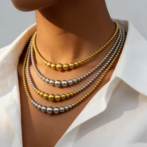 Gold-silber schichtige Perlenkette Detail, stilvoller Metall-Choker für Damen Alltagsmode.