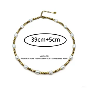 Collana di perle d'acqua dolce naturali e sfere in acciaio inossidabile, gioiello chic.