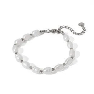 Primo piano del dettaglio del bracciale di perle d'acqua dolce con perline metalliche e catena estesa.
