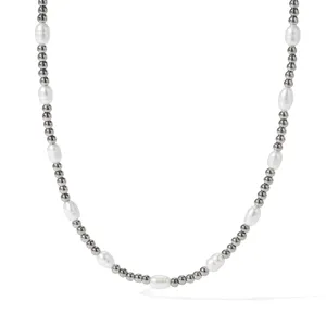 Collana corta di tendenza con perle in acciaio inossidabile e perle d'acqua dolce naturali