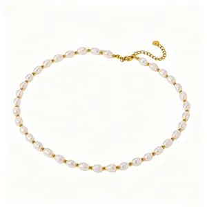 Elegante collana girocollo di perle d'acqua dolce con perline dorate, gioiello da donna.