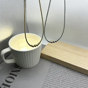 Edler Edelstahl Perlen Halskette in Gold und Silber, minimalistisches Design Detailaufnahme.