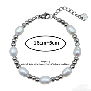 Primo piano di braccialetto di perle d'acqua dolce naturali e perle in acciaio inox.