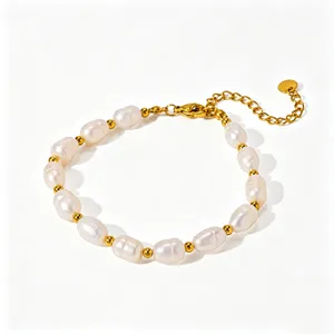 Primo piano dettagliato della collana di perle d'acqua dolce eleganti e perline dorate in acciaio.