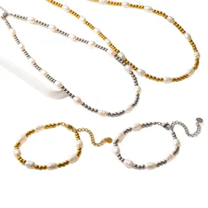 Set di gioielli con collana e braccialetto di perle d'acqua dolce in acciaio inox.