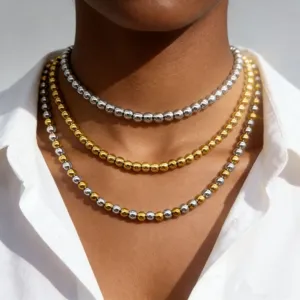 Vue détaillée de colliers de boules multicouches, design de choker perlé métallique.