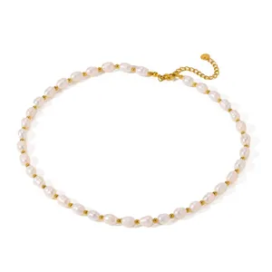 Dettaglio collana perle d'acqua dolce naturali e perline d'oro, collana girocollo.