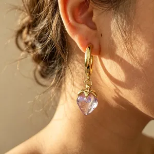Goldene Creolen mit einem halbdurchsichtigen lilafarbenen Erdbeeranhänger für Damen Alltag.