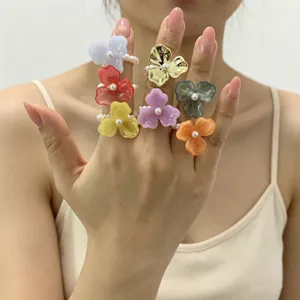 Gedetailleerd overzicht van kleurrijke dopamine parel bloem ringen, Koreaanse ringen.