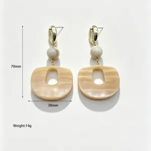 Boucles d'oreilles en résine élégantes avec puces coquillage et pendentifs géométriques.
