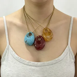Mehrlagige Edelstahl Halskette mit unregelmäßigen geometrischen Acryl Anhängern Damen.