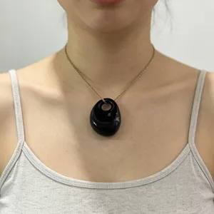 Schwarze unregelmäßige geometrische Acryl Anhänger Edelstahl Halskette Detailansicht.